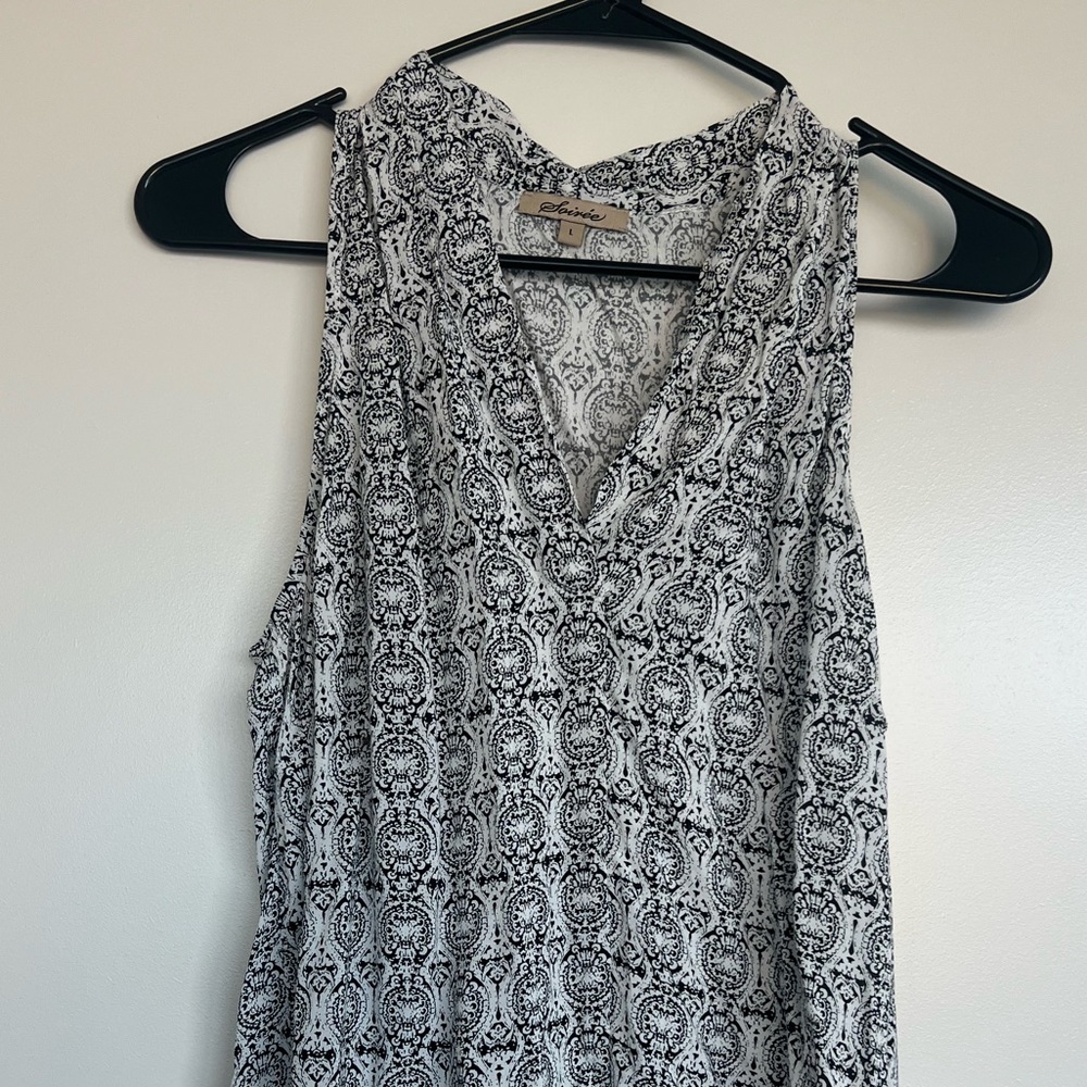NEW H&M Brand Black + White Patterned Sleeveless Button Down Blouse (4)
